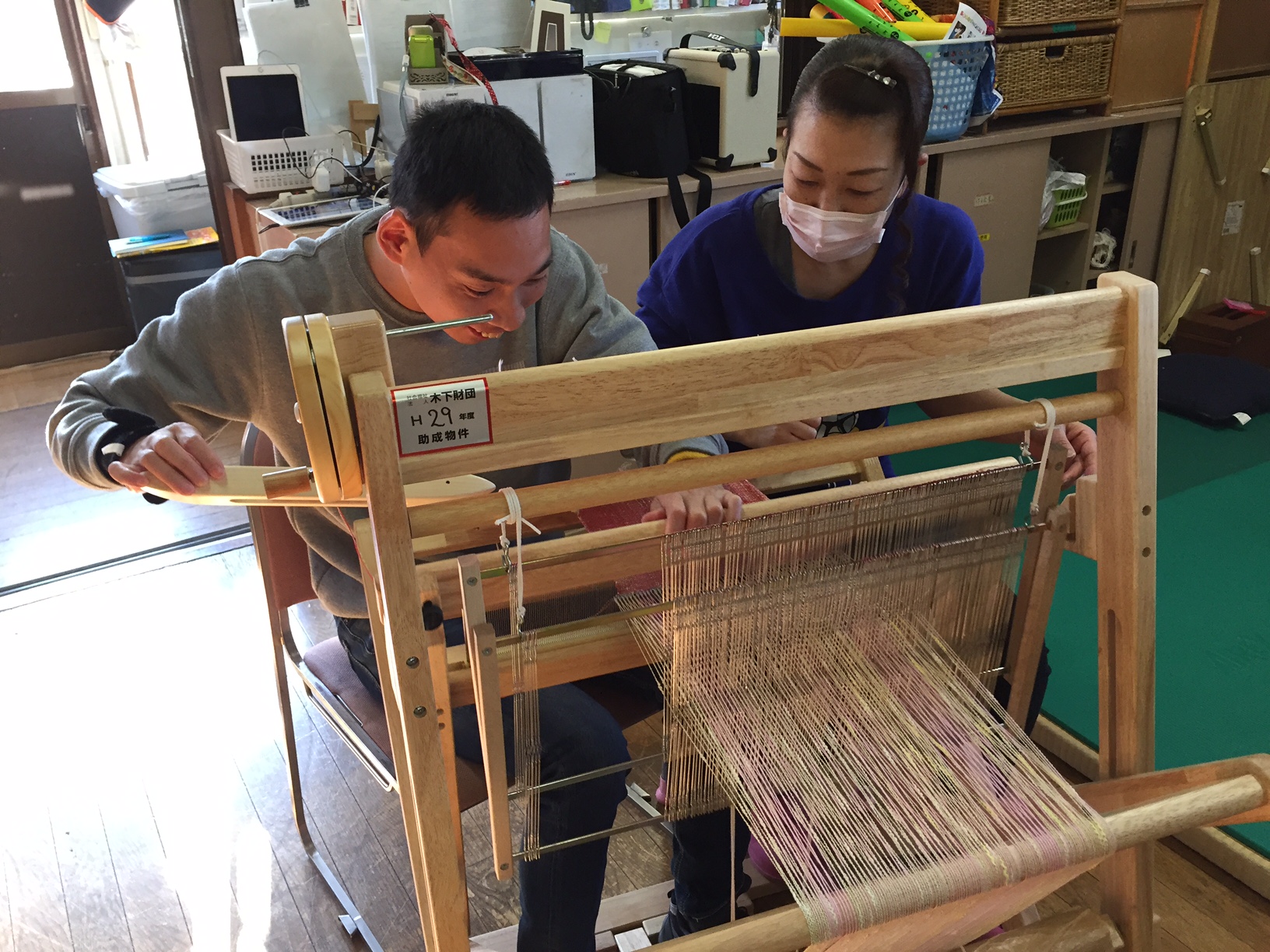 助成金で織り機を新調。さをり織りの制作で工賃アップへ – 社会福祉法人 木下財団